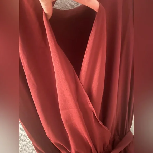 💖NEW💖Chic Maroon Women's Romper with Tie-Waist, Size Large - Picture 3 of 4